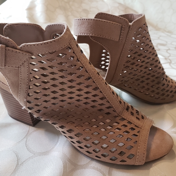 Tan open toe wedges - Picture 1 of 2